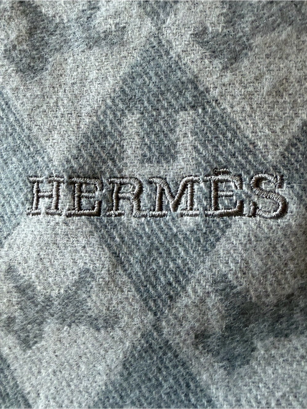 HERMES cashmere scarf NWOT with protective bag, shopping bag and box! - Picture 3 of 7